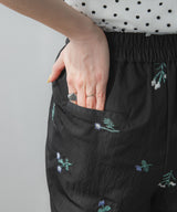 タフタ刺繍タックストレートパンツ